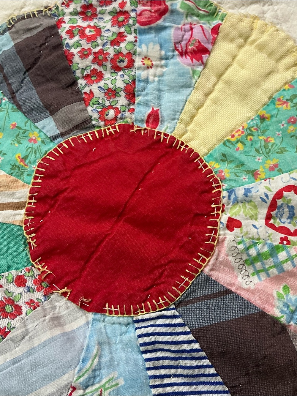 Vintage hand stitched Dresden plate quilt topper 52 x 67 USA made - Picture 3 of 9